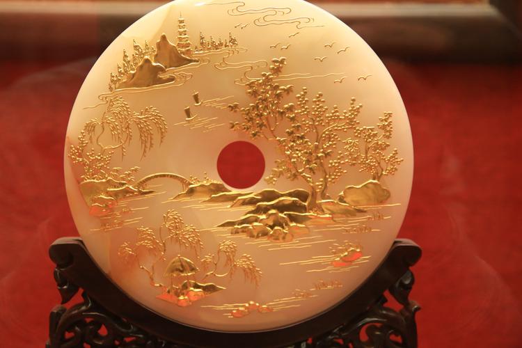 学生需要学习工艺品设计基础,传统工艺美术,现代工艺美术,实践操作