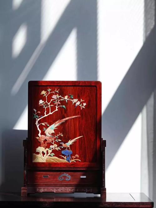 插屏是中国传统工艺美术品,常用于几案上的